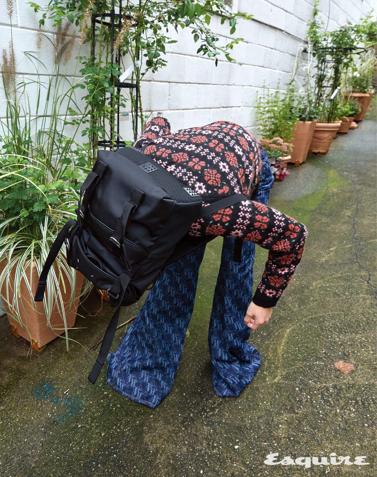 크루넥 스웨터 가격 미정 폴 스미스. 하이웨이스트 와이드 롱 데님 팬츠 가격 미정 비비안 웨스트우드. 하이 테크 미디엄 백팩 가격 미정 메종 마르지엘라. 