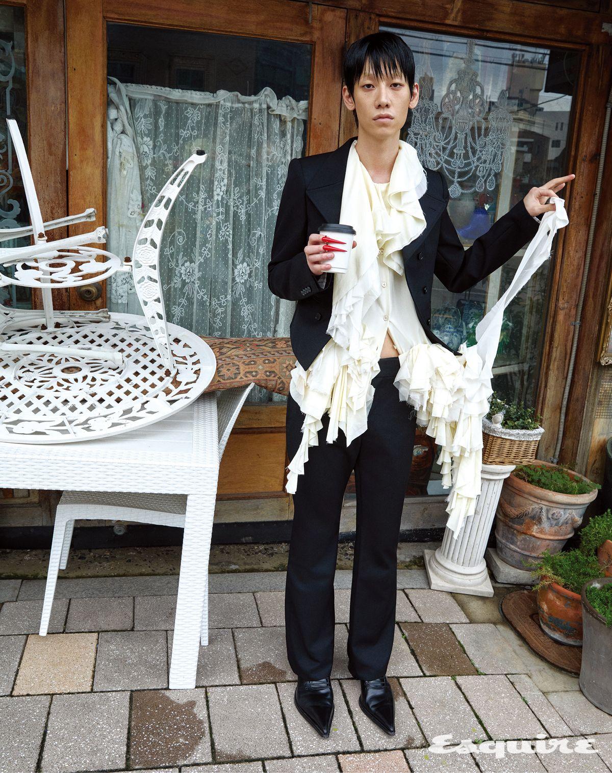 재킷, 블라우스, 팬츠, 헤론 레이스업 슈즈 모두 가격 미정 맥퀸. 네일 텀블러 7만8000원 누플랏.