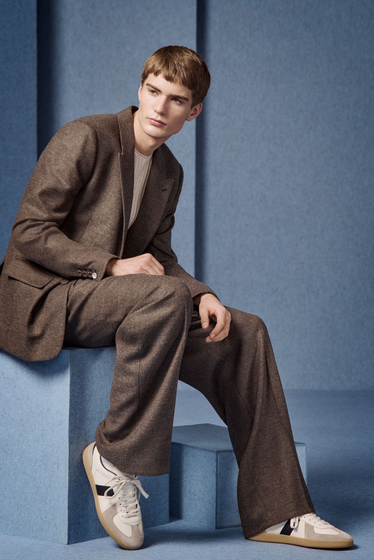 캔버스 재킷, 니트 티셔츠, 캔버스 팬츠, B01 매치포인트 테니스 스니커즈 모두 가격 미정 디올 맨.