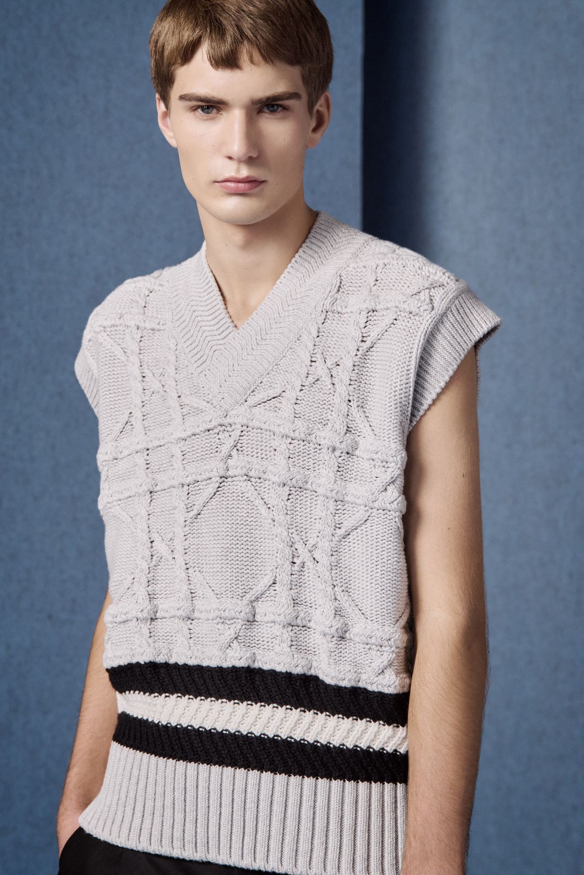 브이넥 슬리브리스 니트 톱, 까나쥬 트윌 쇼츠 모두 가격 미정 디올 맨.