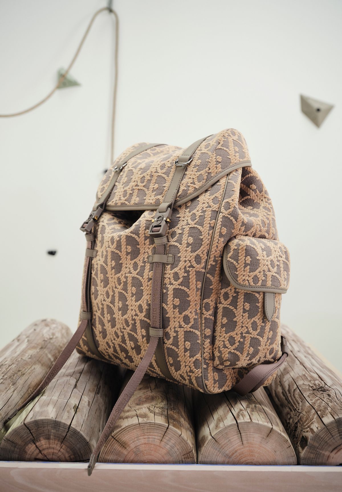 B30 카운트다운 테크 러너 스니커즈, 울 자카르 크루넥 스웨터, 롤넥 톱, 조거 팬츠, 이어 플랩, 디올 히트 더 로드 백팩 모두 가격 미정 디올 맨.