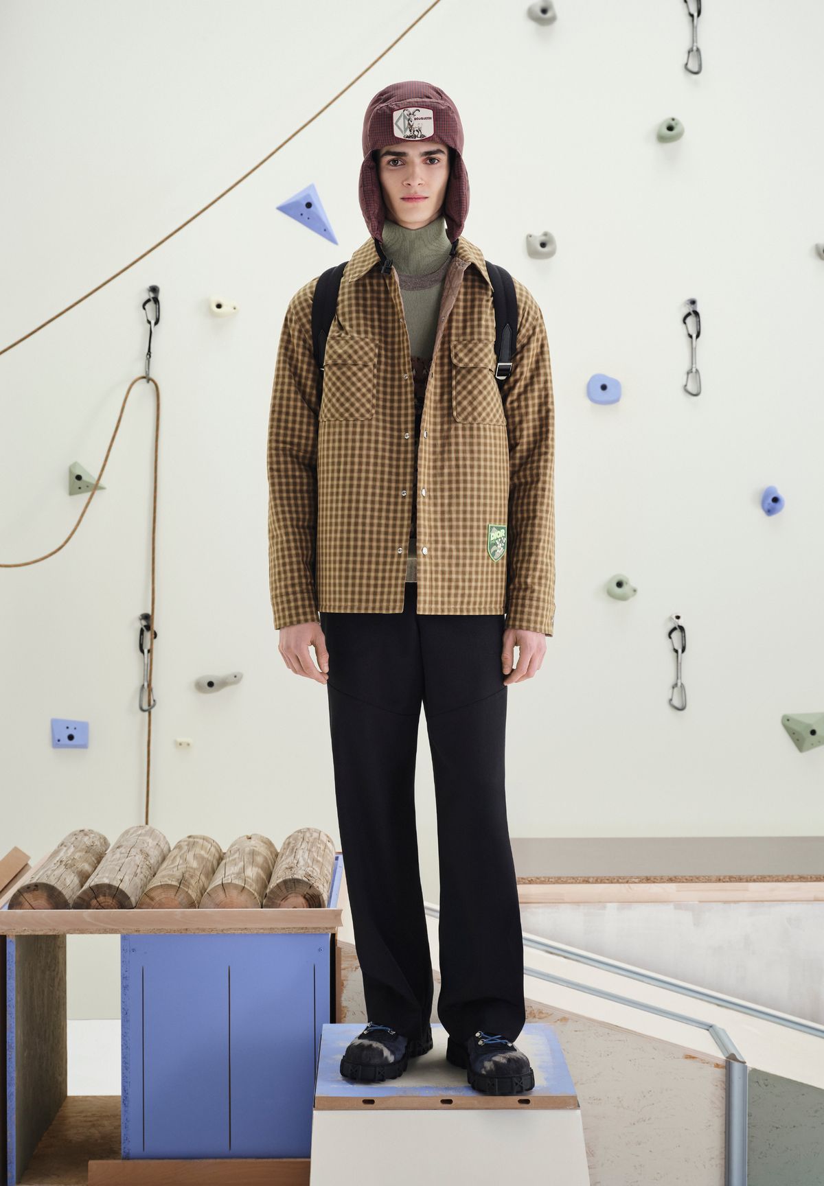 체크 포플린 셔츠, 캐시미어 크루넥 스웨터, 롤넥 톱, 울 트윌 팬츠, 디올 슬릭락 부츠, 체크 이어 플랩, 패치 백팩 모두 가격 미정 디올 맨.