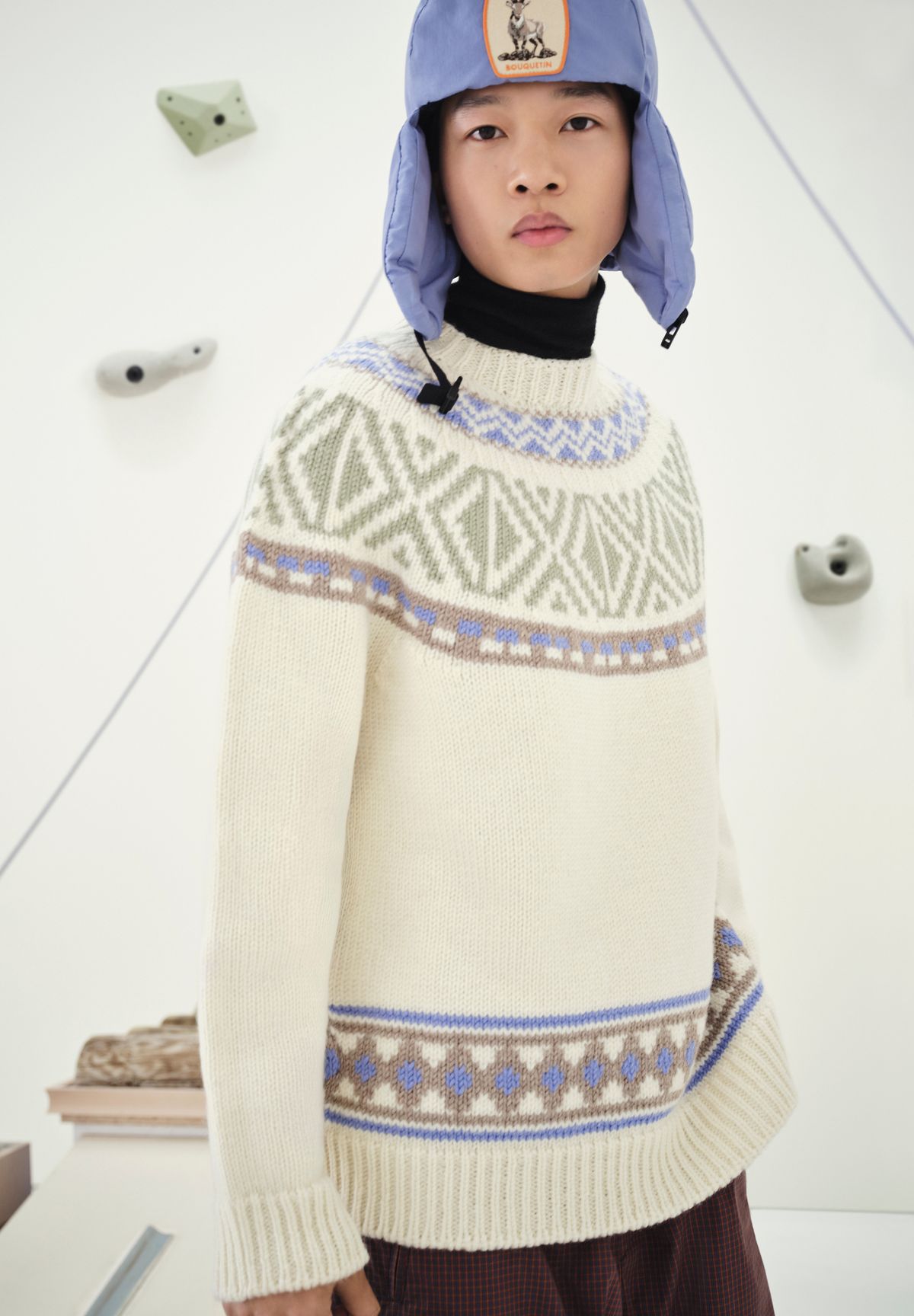 B30 카운트다운 테크 러너 스니커즈, 울 자카르 크루넥 스웨터, 롤넥 톱, 조거 팬츠, 이어 플랩, 디올 히트 더 로드 백팩 모두 가격 미정 디올 맨.