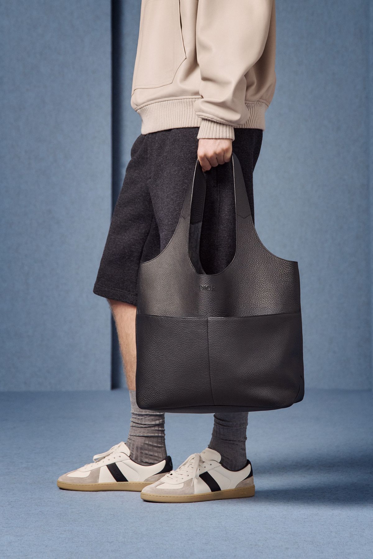 후디드 블루종, 버뮤다 팬츠, B01 매치포인트 테니스 스니커즈, 디올 프리베 쇼퍼백 모두 가격 미정 디올 맨.