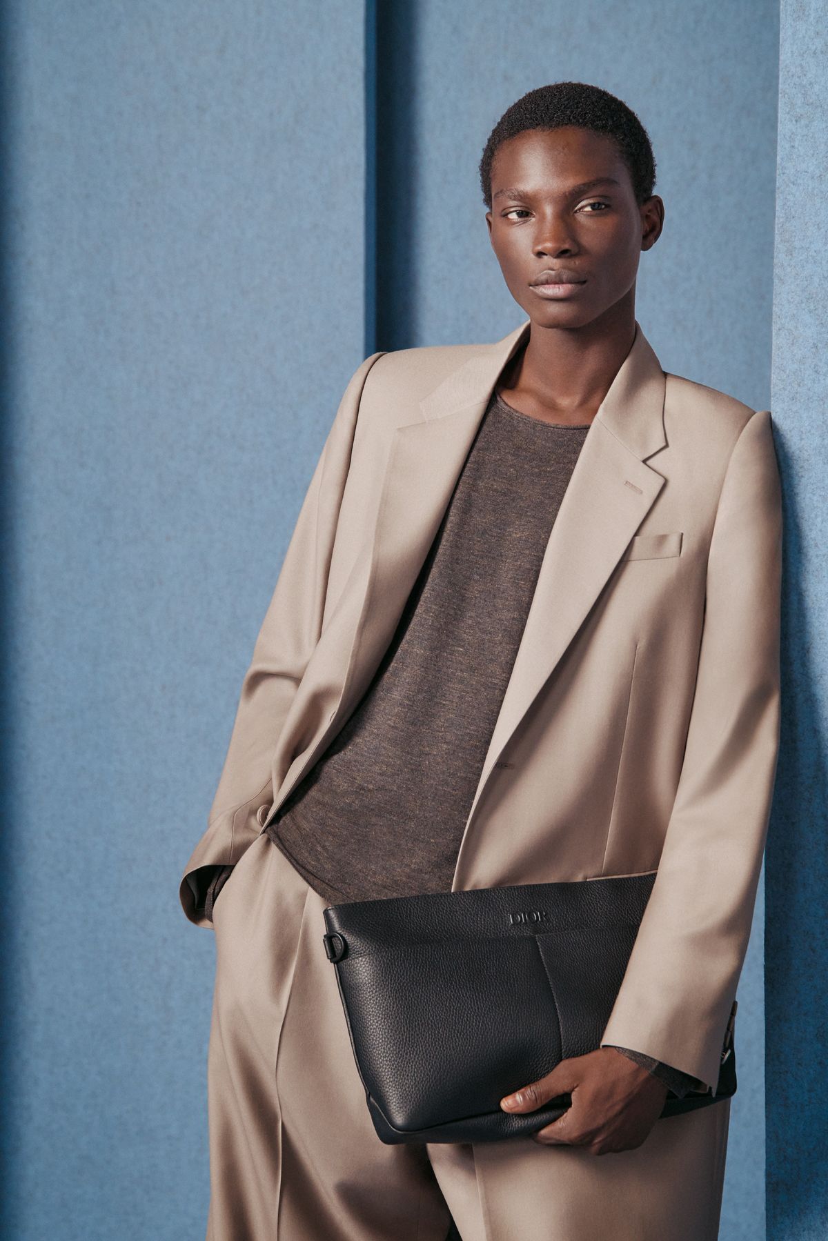 트윌 코트, 니트 티셔츠, 트윌 팬츠, 디올 노르망디 A4 파우치백 모두 가격 미정 디올 맨.