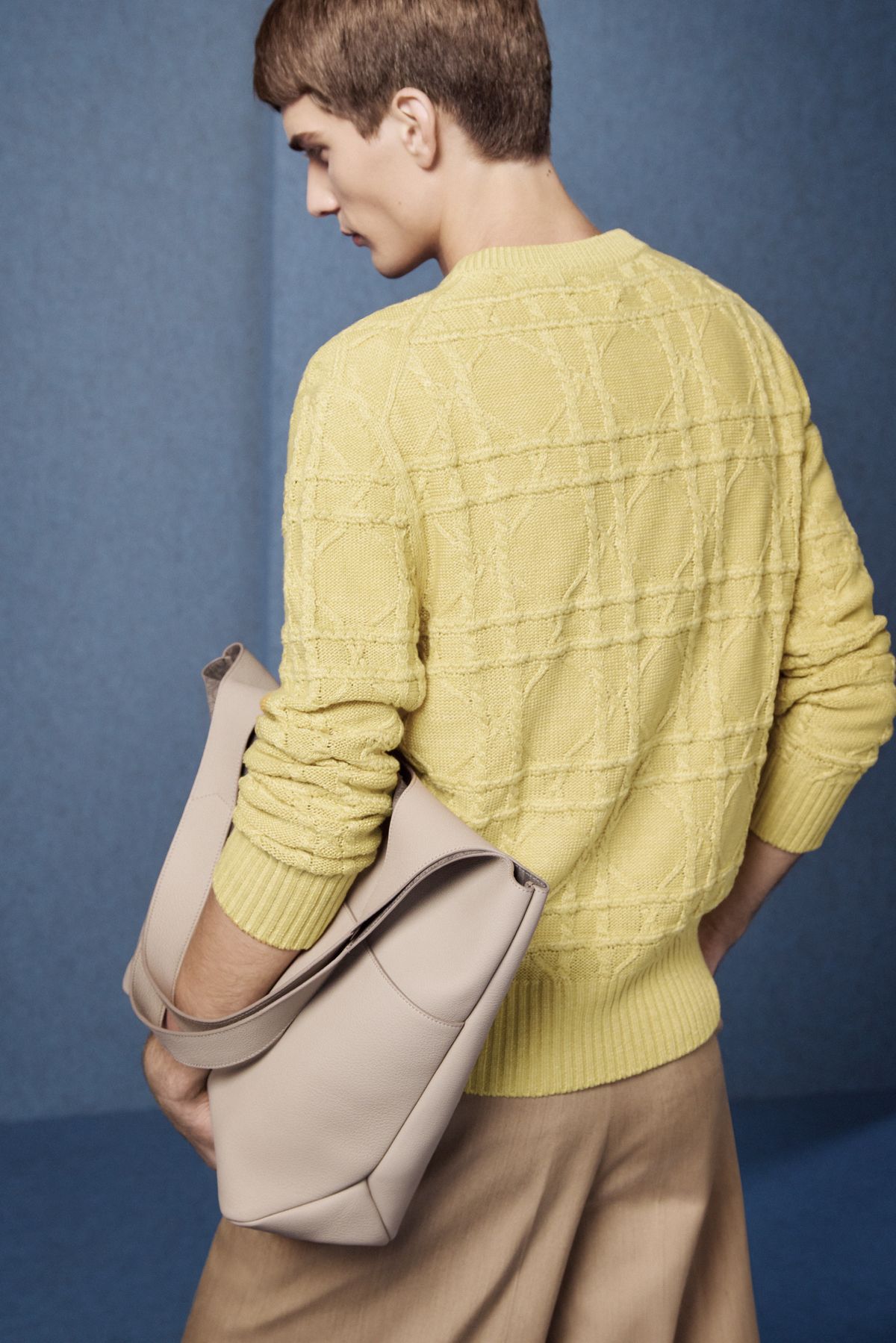 까나쥬 패턴 스웨터, 개버딘 쇼츠, 디올 프리베 쇼퍼백 모두 가격 미정 디올 맨.