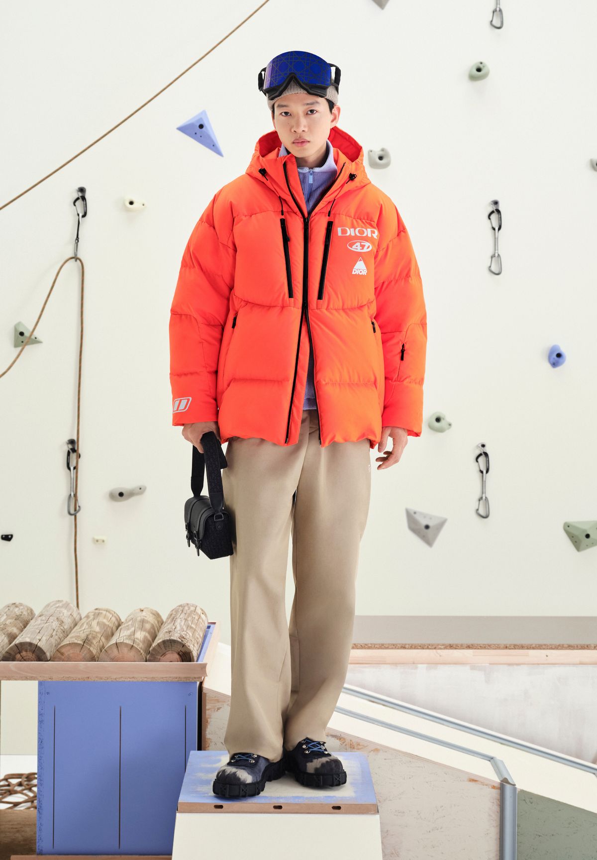 테크니컬 다운 재킷, 스웨트셔츠, 조거 팬츠, 디올 슬릭락 더비 슈즈, 울 비니, 스키 고글, 마이크로 디올 오블리크 자카르 CD 데일리 메신저백 모두 가격 미정 디올 맨.