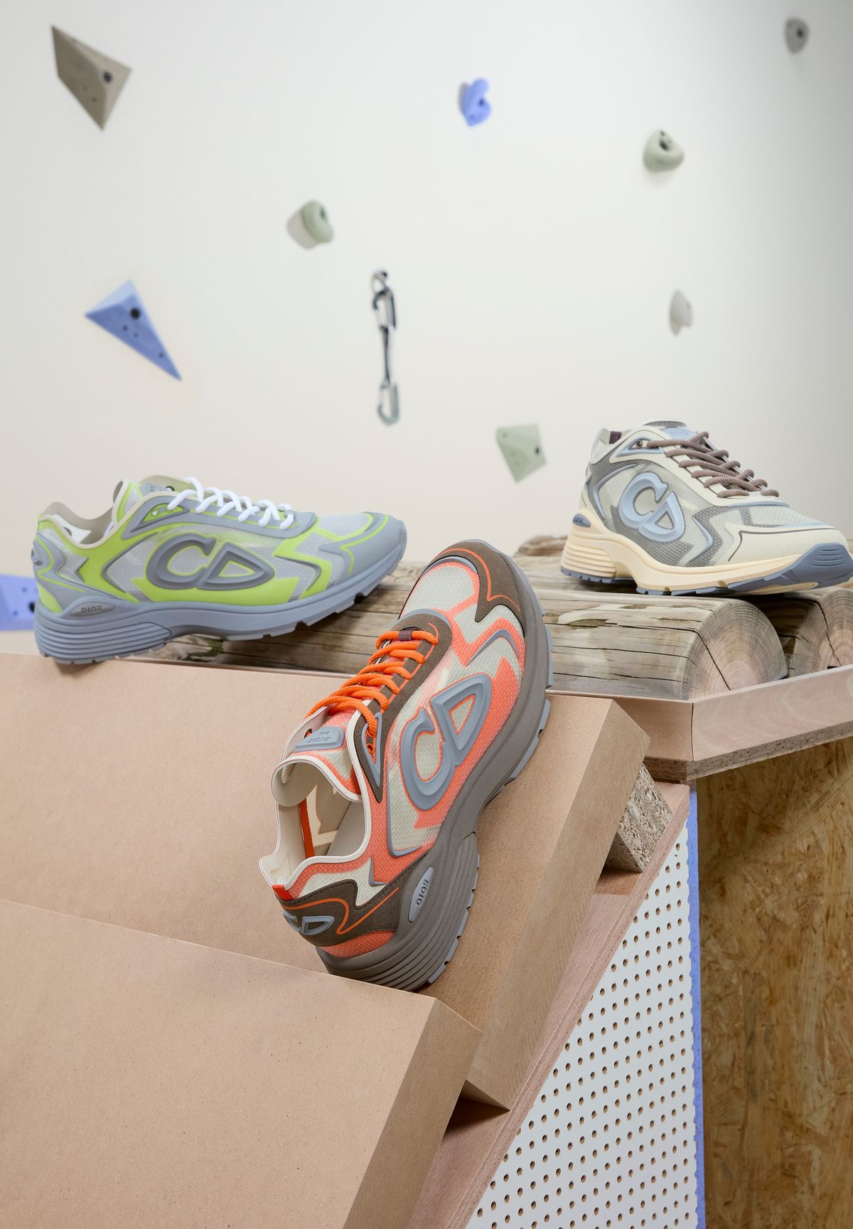 B30 카운트다운 테크 러너 스니커즈, 울 자카르 크루넥 스웨터, 롤넥 톱, 조거 팬츠, 이어 플랩, 디올 히트 더 로드 백팩 모두 가격 미정 디올 맨.