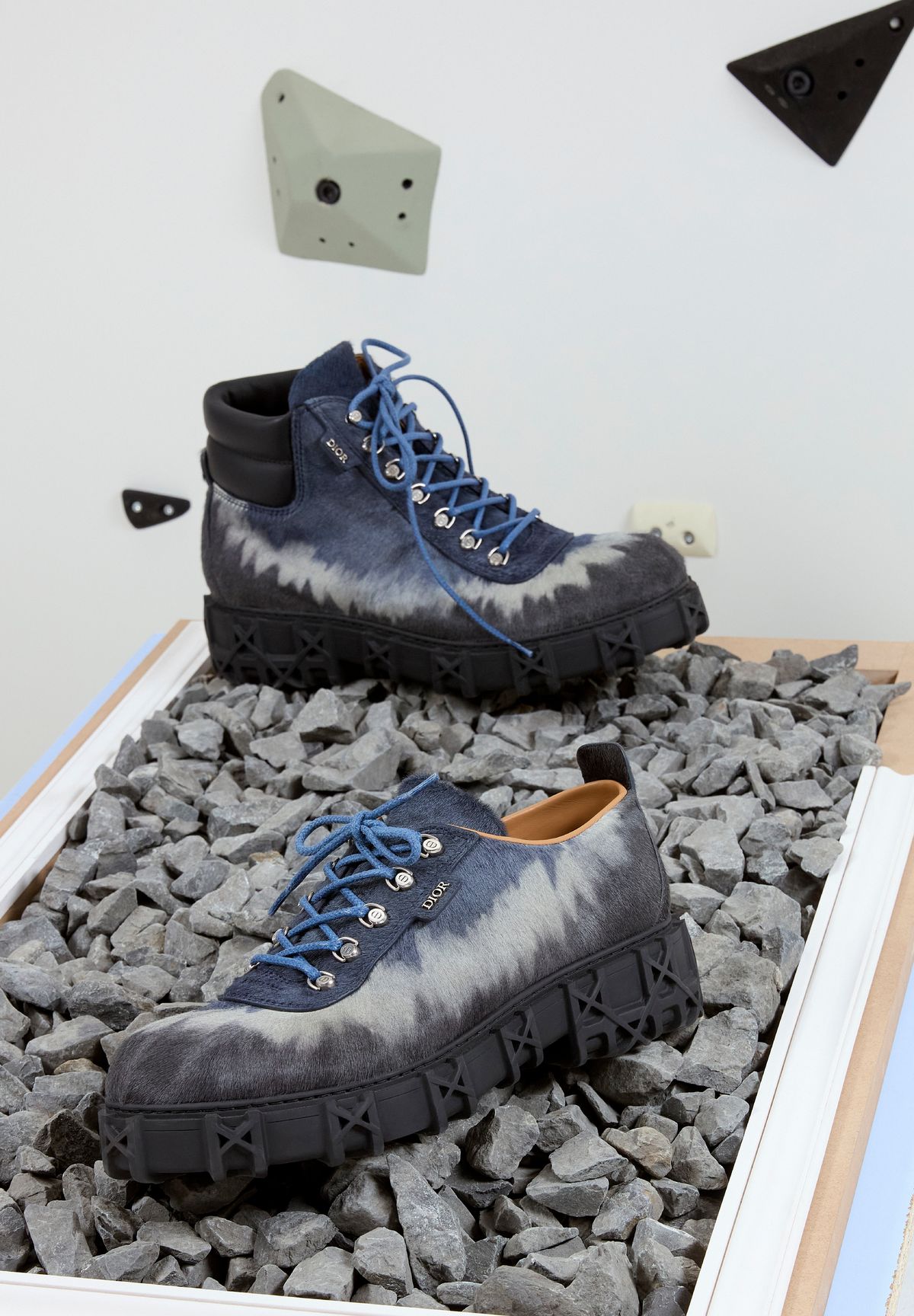 체크 포플린 셔츠, 캐시미어 크루넥 스웨터, 롤넥 톱, 울 트윌 팬츠, 디올 슬릭락 부츠, 체크 이어 플랩, 패치 백팩 모두 가격 미정 디올 맨.