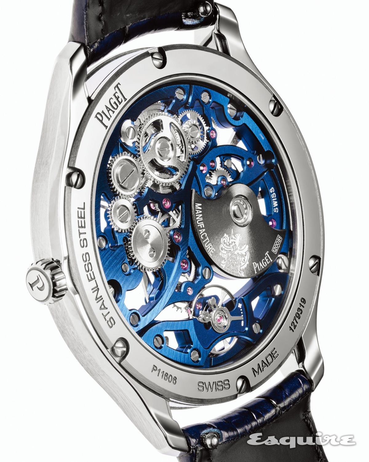 플레이트와 브리지를 세심하게 블루 PVD 코팅한 스켈레톤 무브먼트 1200S1이 시선을 압도한다. 두께 6.5mm의 초박형 디자인이 돋보이는 폴로 스켈레톤 시계 4610만원 피아제.