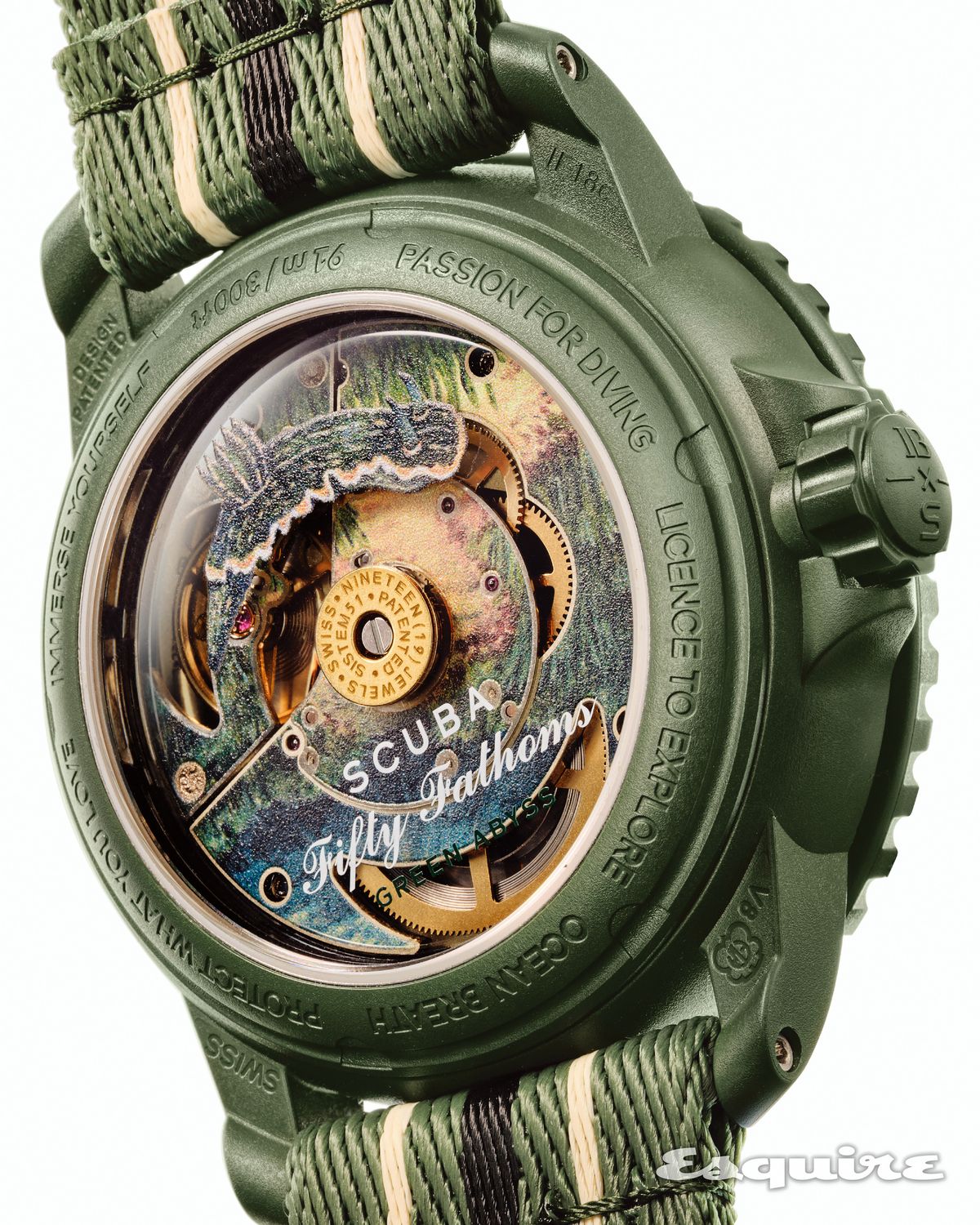 심해의 신비로움에서 영감을 받아 해저를 유영하는 갯민숭달팽이를 일러스트로 표현했다. 단 51개의 부품으로 이뤄진 SISTEM51 칼리버로 구현되는 블랑팡 x 스와치 바이오세라믹 스쿠버 피프티 패덤즈 그린 어비스 58만원 스와치.