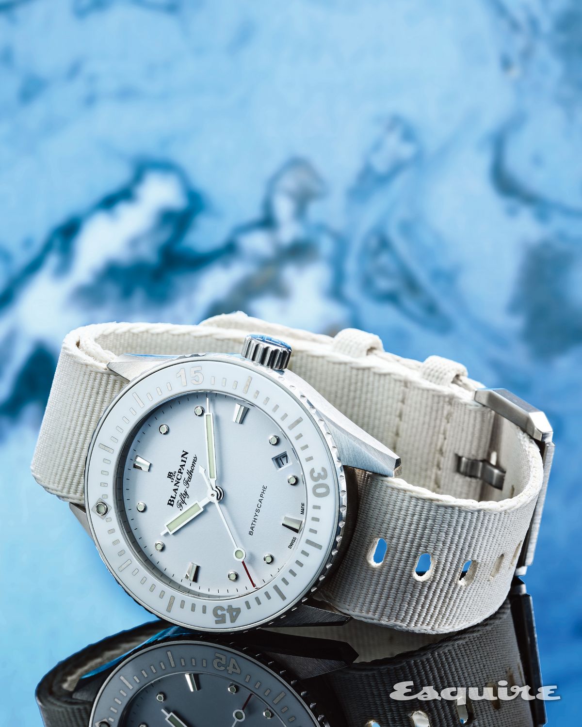 빈티지 피프티 패덤즈 바티스카프에서 영감받아 아이코닉한 핸즈와 날짜 창 디테일을 재현했다. 두 개의 배럴 구조와 실리콘 헤어스프링을 결합한 칼리버 1150 덕분에 안정성도 뛰어나다. 피프티 패덤즈 바티스카프 1536만원 블랑팡.