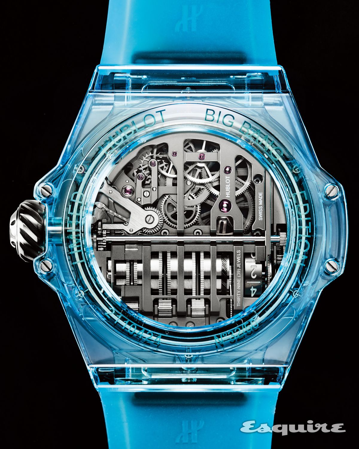 투명한 워터 블루 컬러의 사파이어 케이스에 7개의 원통형 배럴을 일렬로 배치했다. 앤드리스 스크루 타입의 나선형 기어 휠이 90도로 회전하는 MP -11 파워 리저브 14 데이즈 워터 블루 사파이어 2억8000만원대 위블로.