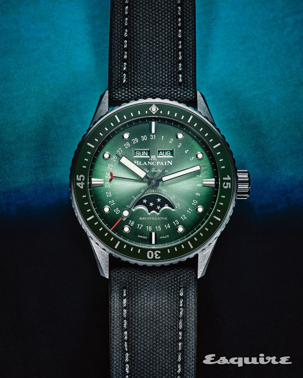 빛을 따라 영롱하게 변화하는 그러데이션 선레이 그린 다이얼과 43.6mm 블랙 세라믹 케이스가 강렬한 존재감을 드러낸다. 칼리버 6654.P4로 구동되는 피프티 패덤즈 바티스카프 컴플리트 캘린더 문페이즈 2762만원 블랑팡.