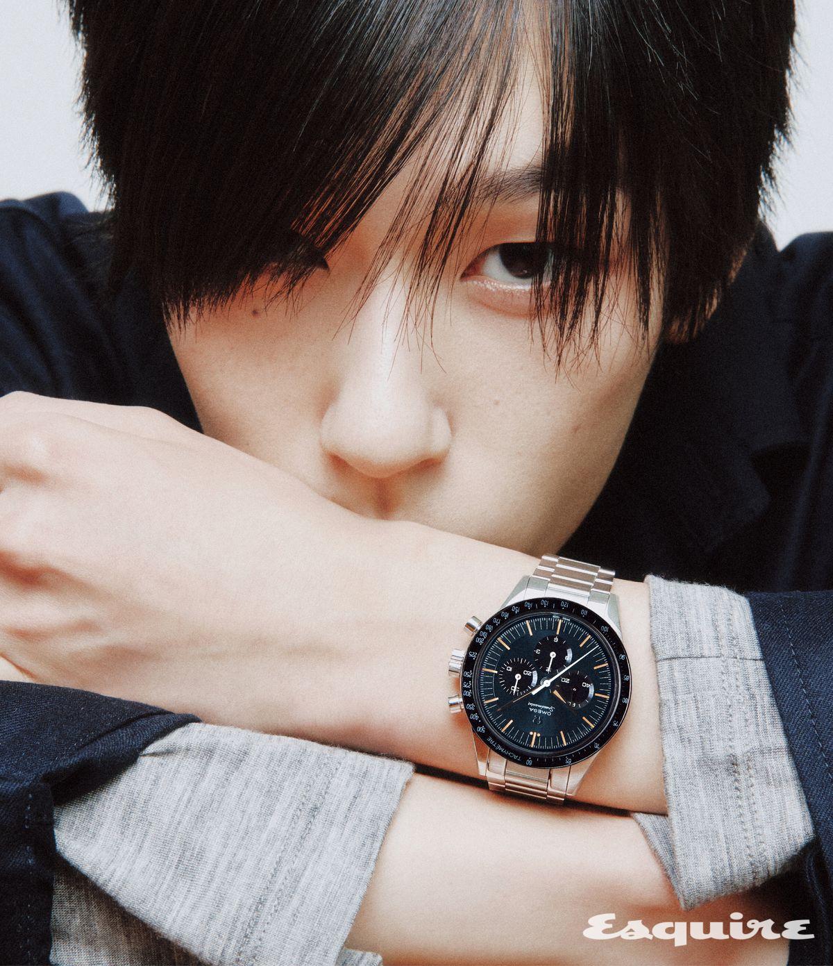 1960년대 CK 2998에서 영감을 받은 그레이 블루 다이얼에 CVD 코팅으로 깊이를 더한 스피드마스터 퍼스트 오메가 인 스페이스. 39.7mm 스틸 케이스에 장착한 코-액시얼 마스터 크로노미터 칼리버 3861은 탁월한 항자성과 정밀도를 입증하며, 우주비행사의 시계를 잇는 오메가의 현재를 증명한다. 1100만원대 오메가.