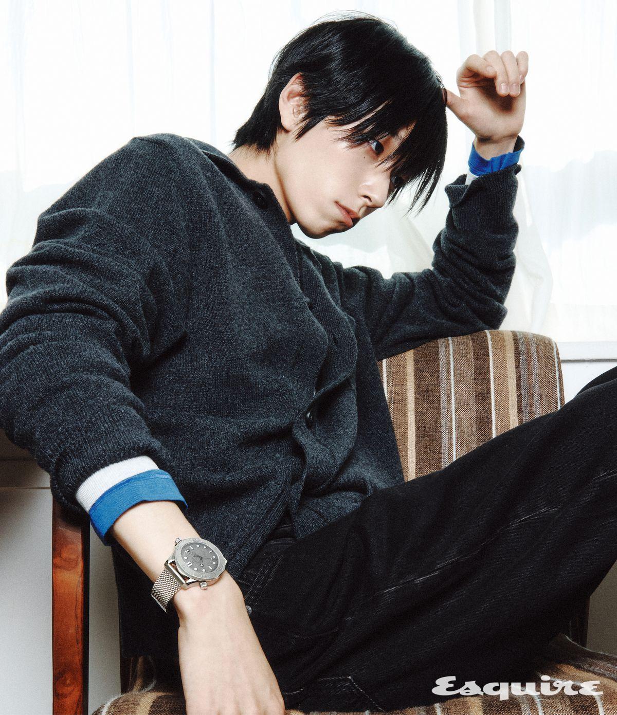 스틸 케이스와 티타늄 베젤, 그레이 다이얼이 조화로운 씨마스터 다이버 300M. 레이저로 새긴 다이빙 스케일과 스켈레톤 핸즈는 기능성과 미학을 동시에 담아낸다. 코-액시얼 마스터 크로노미터 칼리버 8806은 300m 방수와 항자성을 갖춘 다이버의 심장으로, 투명 케이스백 너머로 정밀함을 확인할 수 있다. 900만원대 오메가. 