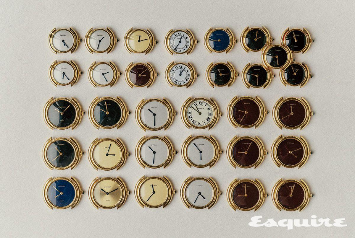 그의 컬렉션 중 일부. 특히 1970년대 파리에서 제작된 라운드 형태의 까르띠에 골드 워치를 수집한다.