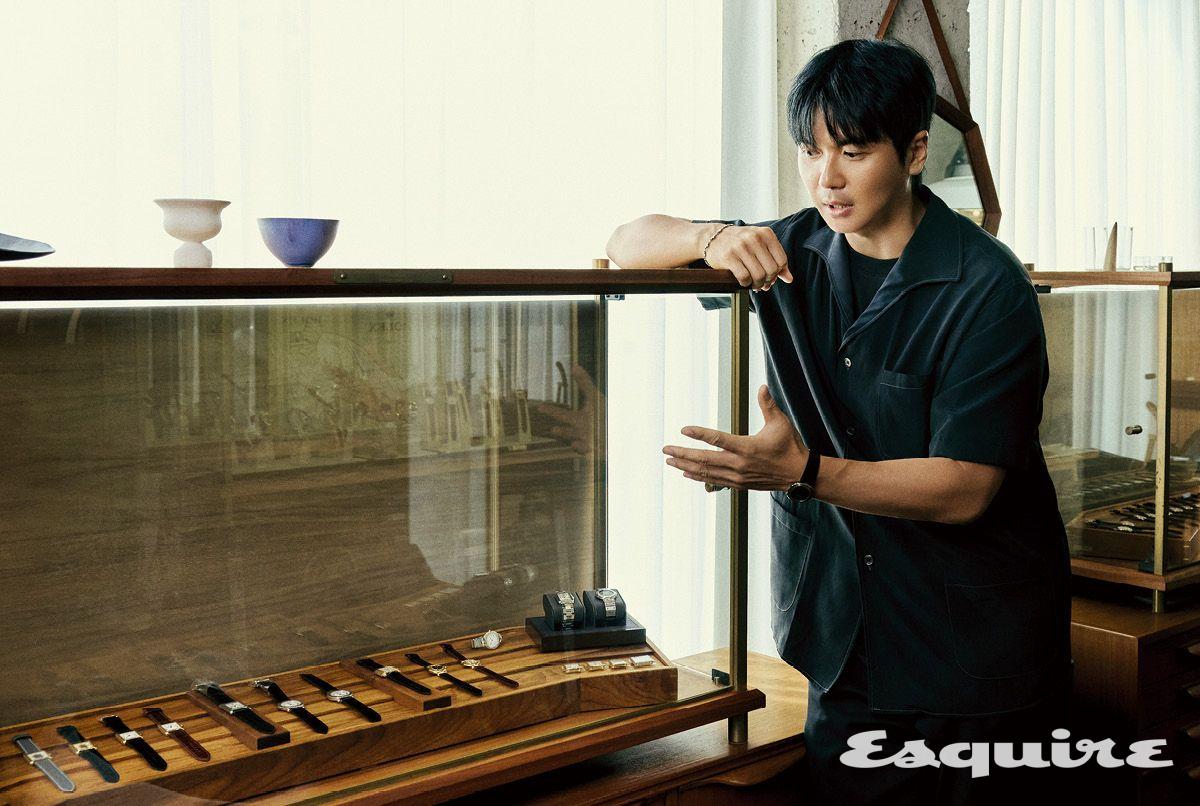 시계 컬렉션을 설명하고 있는 빈티지아이 콜렉터스의 송인준 대표.