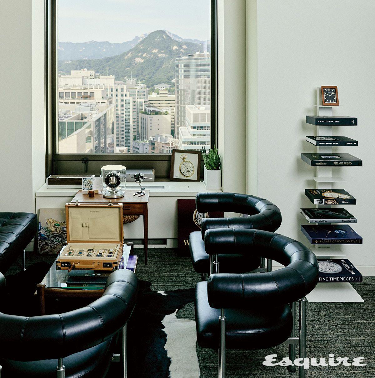 시계 멤버십 커뮤니티 페니워치의 대표이자 GPHG 아카데미 멤버로 활동하는 이상문의 오피스. 