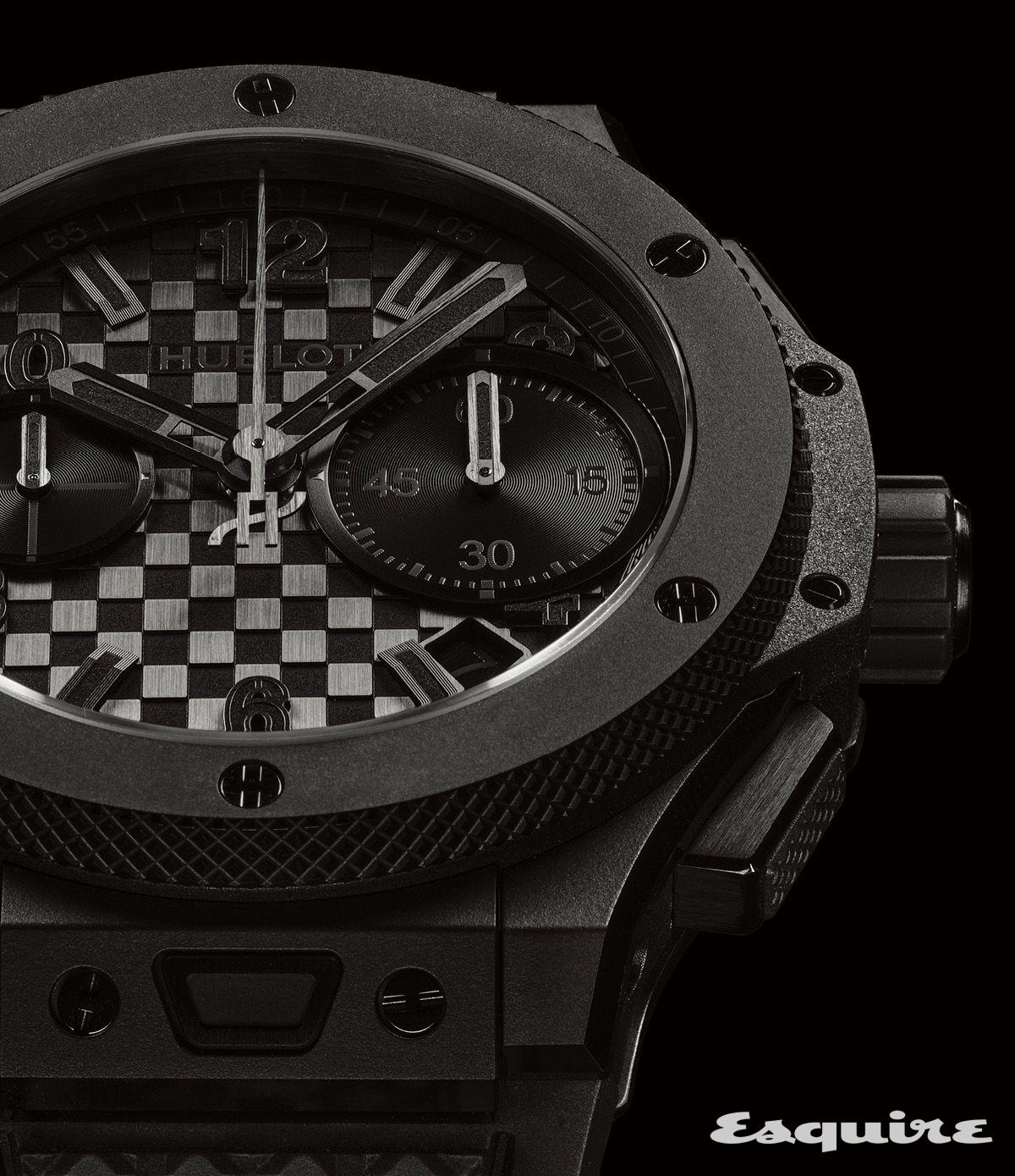 카본 파이버를 연상시키는 양각 패턴 다이얼, 블랙 세라믹 케이스, 베젤, 러버 스트랩까지 모두 블랙으로 매치한 빅뱅 20주년 기념 올 블랙. 500개 한정 생산한다. 3000만원대 위블로.