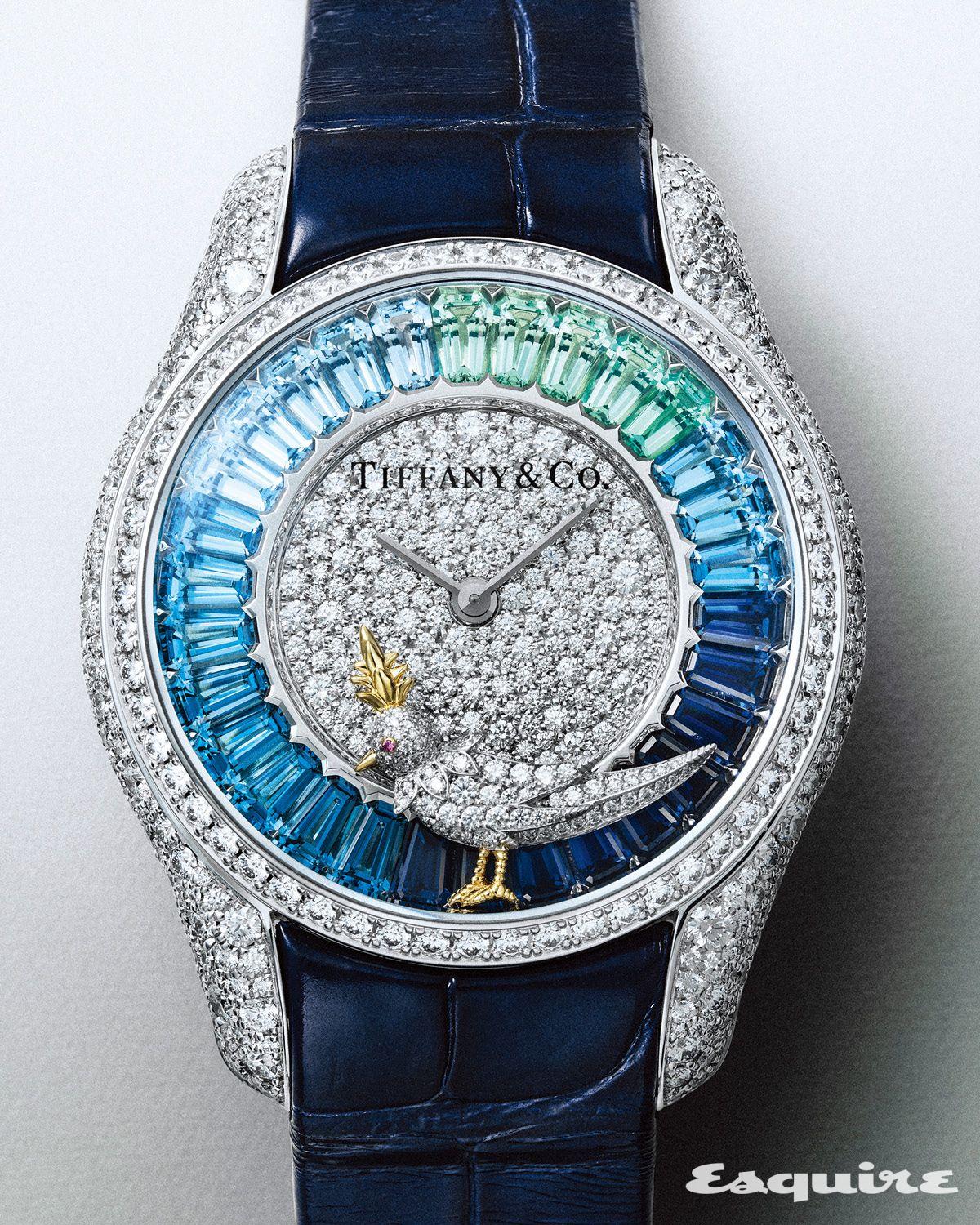 바게트 컷 사파이어와 에메랄드, 블루 토파즈를 그러데이션 세팅한 다이얼이 눈길을 끈다. 쟌 슐럼버제 바이 티파니 버드 온 어 락 워치 가격 미정 티파니.