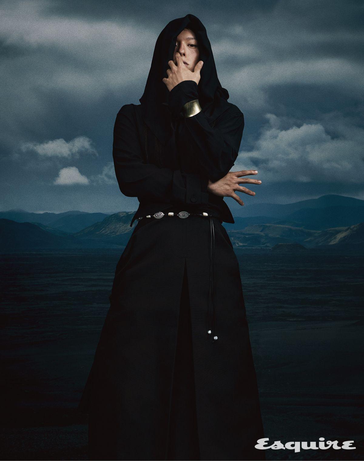 톱, 스커트, 팬츠 모두 디올. 뱅글 밸앤누보. 벨트 스타일리스트 소장품.