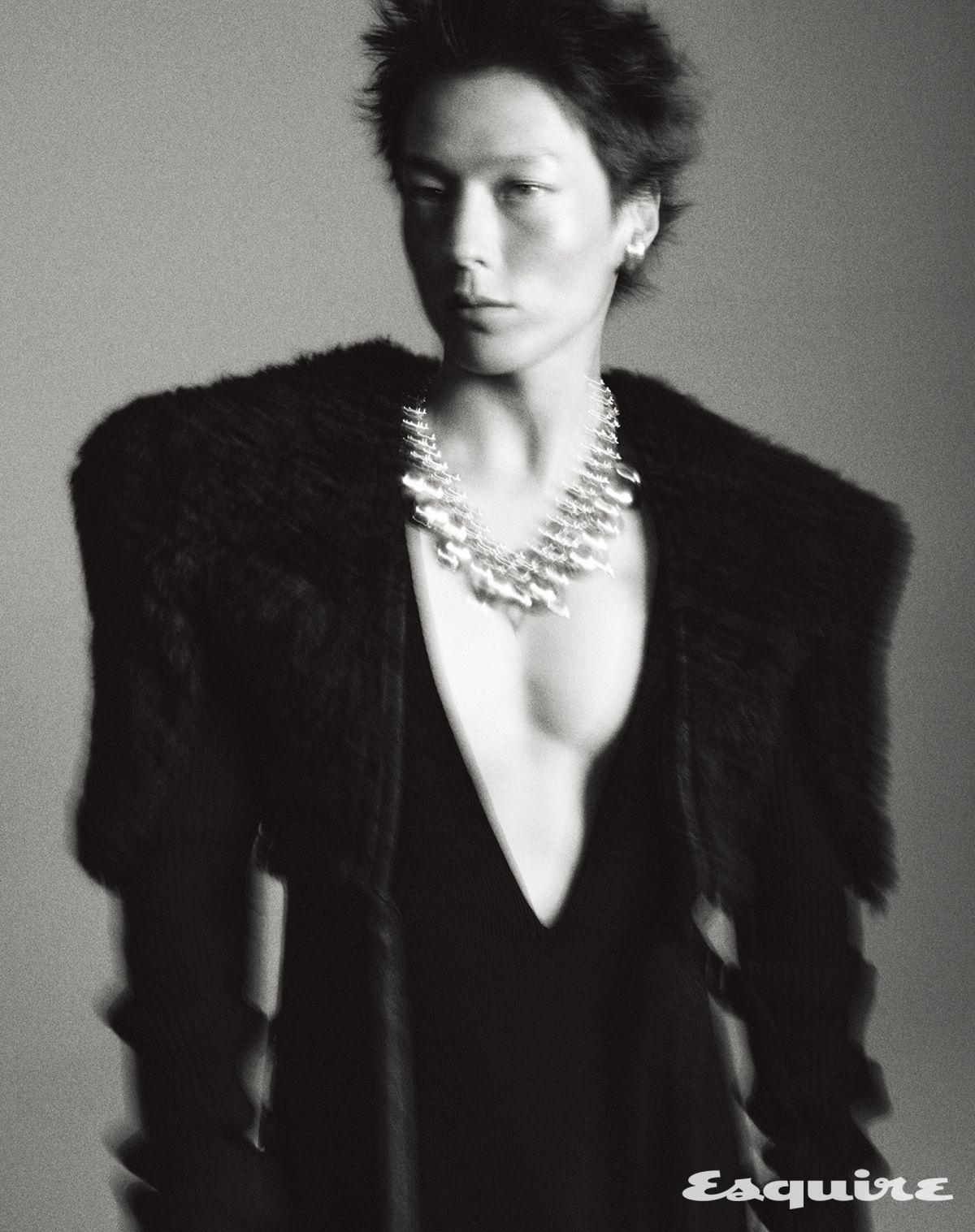 재킷, 톱, 팬츠 모두 릭 오웬스. 이어링 밸앤누보. 네크리스 램쉐클. 