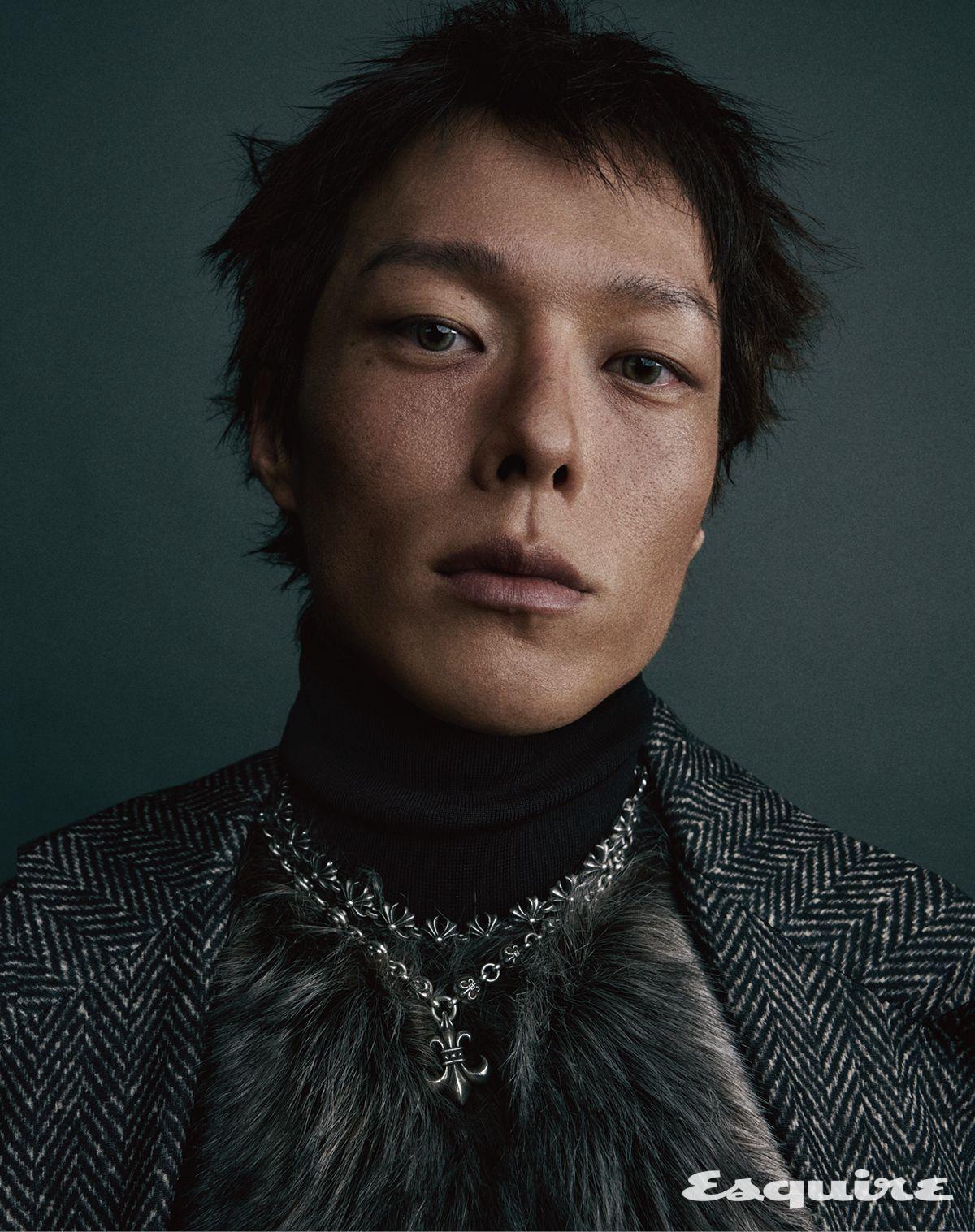 코트 메종 마르지엘라. 퍼 넥 워머 코키. 네크리스 모두 크롬하츠. 터틀넥 톱 스타일리스트 소장품.