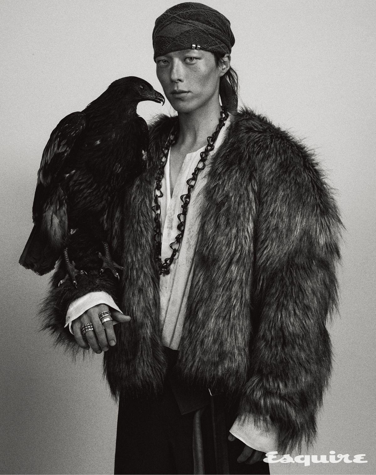 퍼 재킷 푸시버튼. 톱, 팬츠 모두 지용킴. 헤어핀 포트레이트리포트. 네크리스 1064스튜디오. 링 모두 크롬하츠. 해트 스타일리스트 소장품.