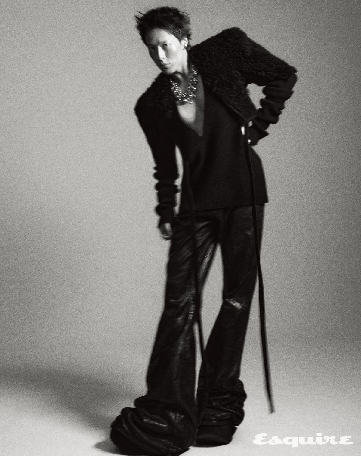 재킷, 톱, 팬츠, 부츠 모두 릭 오웬스. 이어링 밸앤누보. 네크리스 램쉐클. 