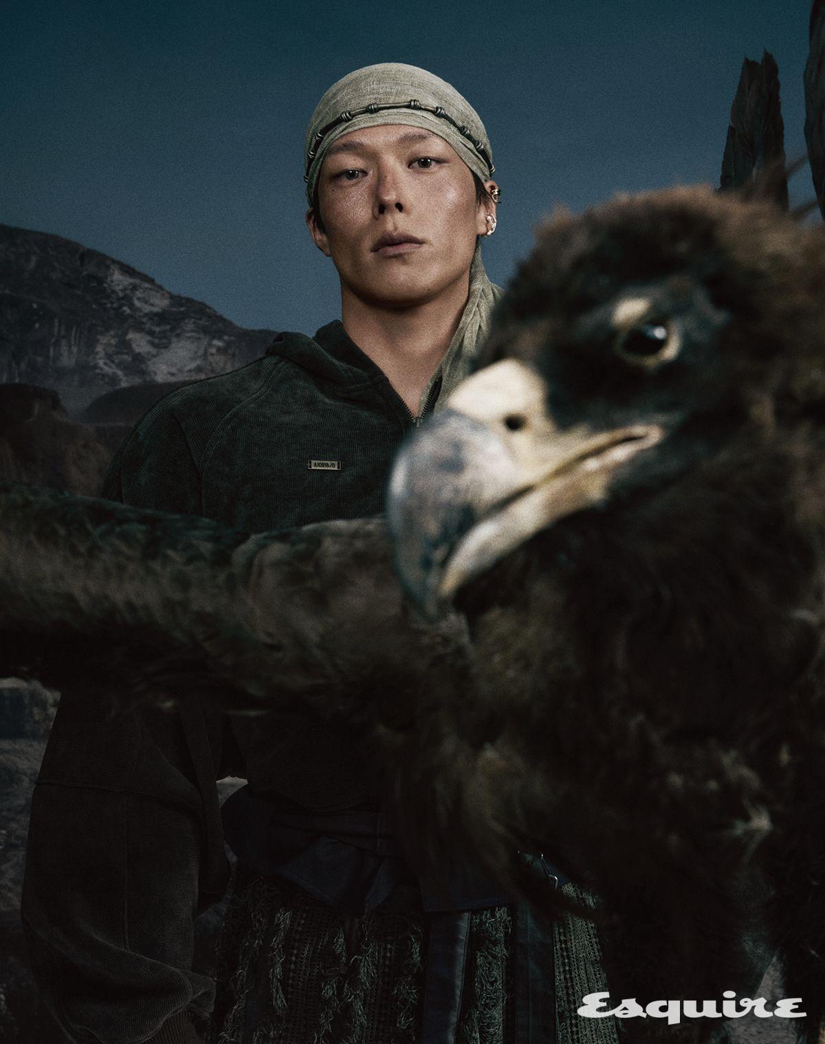 후디, 스커트 모두 아조바이아조. 헤드피스 램쉐클. 이어커프 모두 휴스타드. 해트 스타일리스트 소장품.