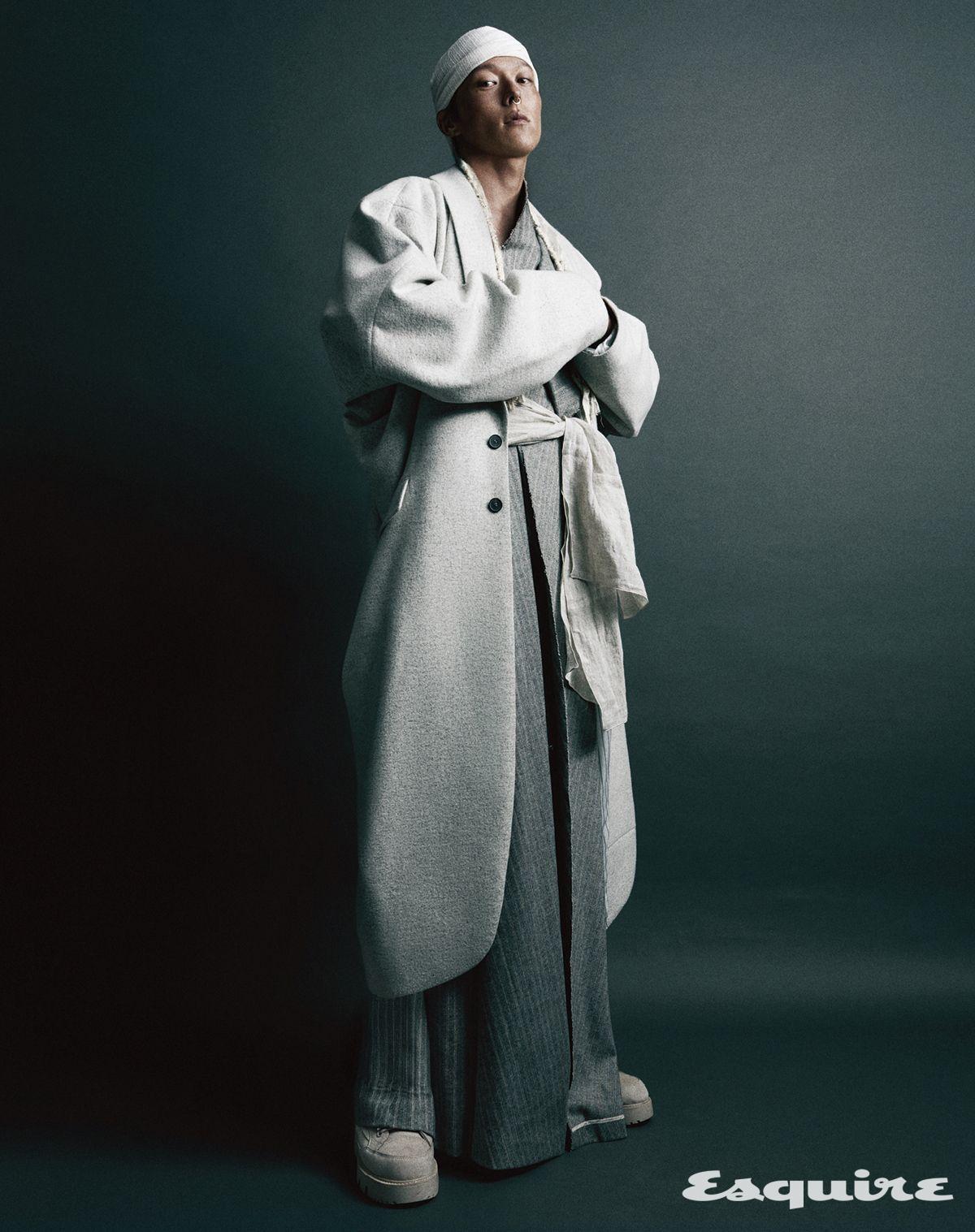 코트, 원피스 모두 무홍. 부츠 컨버스. 해트 패스터스튜디오. 노즈 커프, 허리에 감싼 스카프 모두 스타일리스트 소장품.