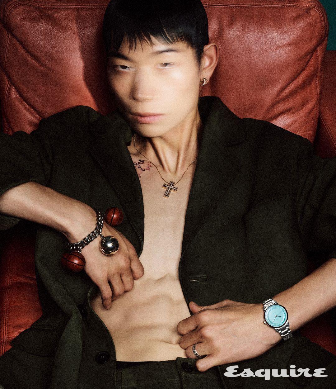 티파니 블루 컬러 다이얼과 로마숫자 인덱스가 특징인 아틀라스 워치, 다이아몬드로 장식한 옐로 골드 T1 후프 이어링, 화이트 골드 티파니 T 트루 와이드 링 모두 가격 미정 티파니. 레더 재킷, 팬츠, 농구공 참 브레이슬릿 모두 가격 미정 프라다. 크로스 펜던트 벨 에포크 네크리스 가격 미정 다미아니.