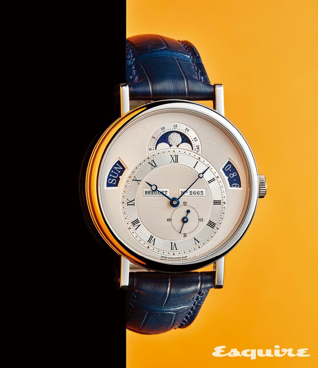 대칭으로 배치한 요일 및 날짜 인디케이터, 래커 처리한 문페이즈의 다이얼 구성이 무척 섬세하다. 정교한 기요셰로 브랜드의 미학을 드러낸 클래식 캘린더 7337 7590만원 브레게.