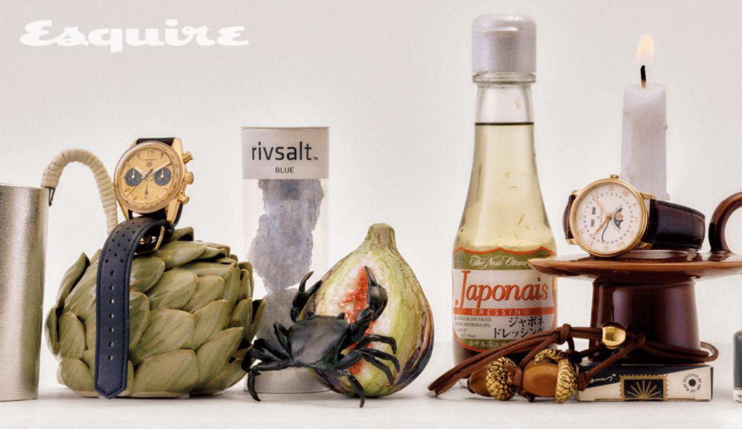 태그호이어 까레라 데이 데이트 워치. 아티초크 모티브의 도자기 오브제. 리브솔트 블루 페르시안 암염. 오르티지아 마블 무화과. 청동 게 모형. 뉴 오타니 호텔 자포네즈 샐러드 드레싱. 로에베 도토리 모티브 백 참. 블랑팡 빌레레 컴플리트 캘린더 워치. 앤드래디션 모멘토 캔들 홀더. 아트 오브 플레이 임스 플레잉 카드.