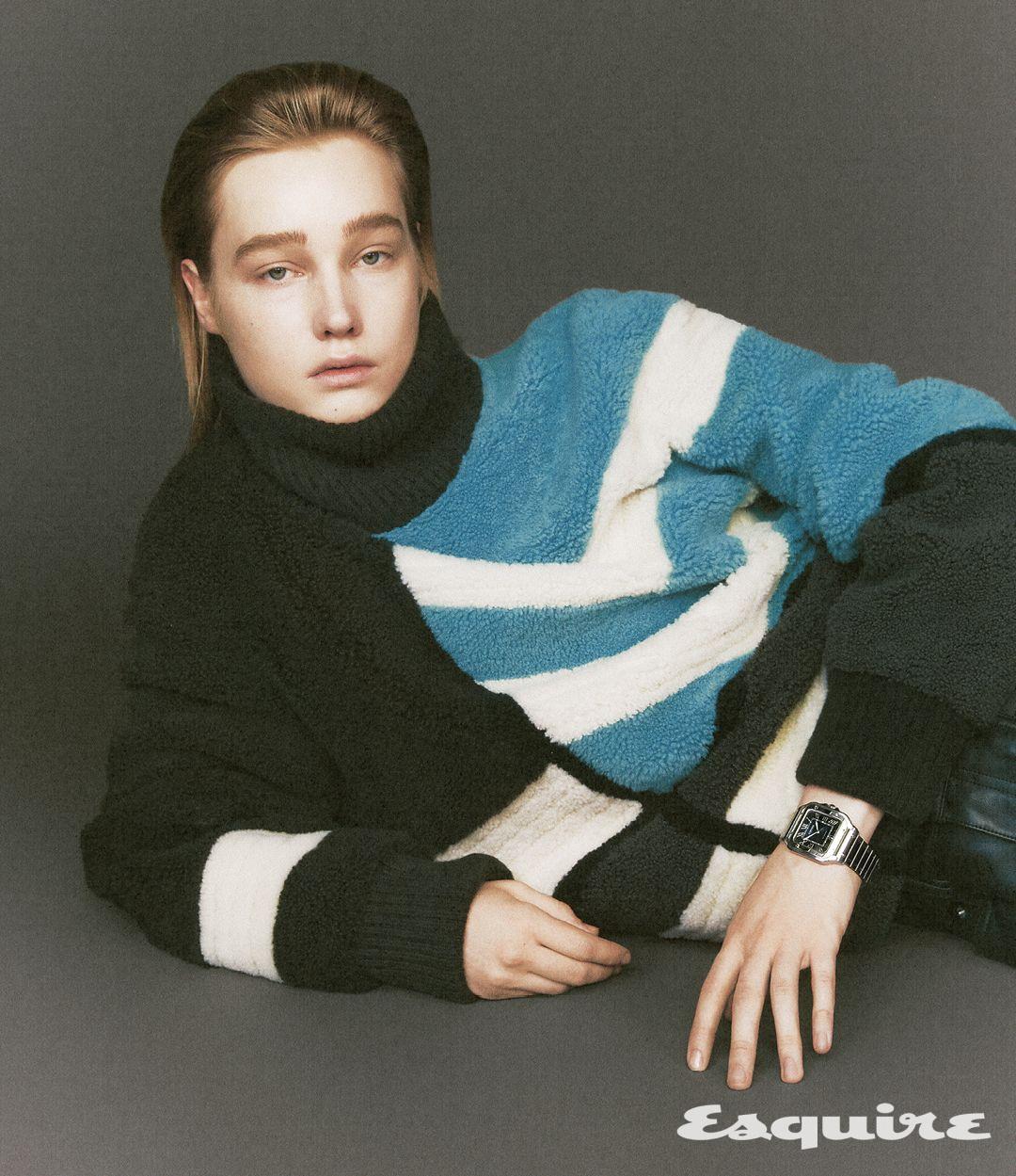 블랙 다이얼과 화이트 골드 케이스가 우아한 산토스 뒤몽 워치 1200만원대 까르띠에. 스웨터, 레더 팬츠 모두 가격 미정 에르메스.