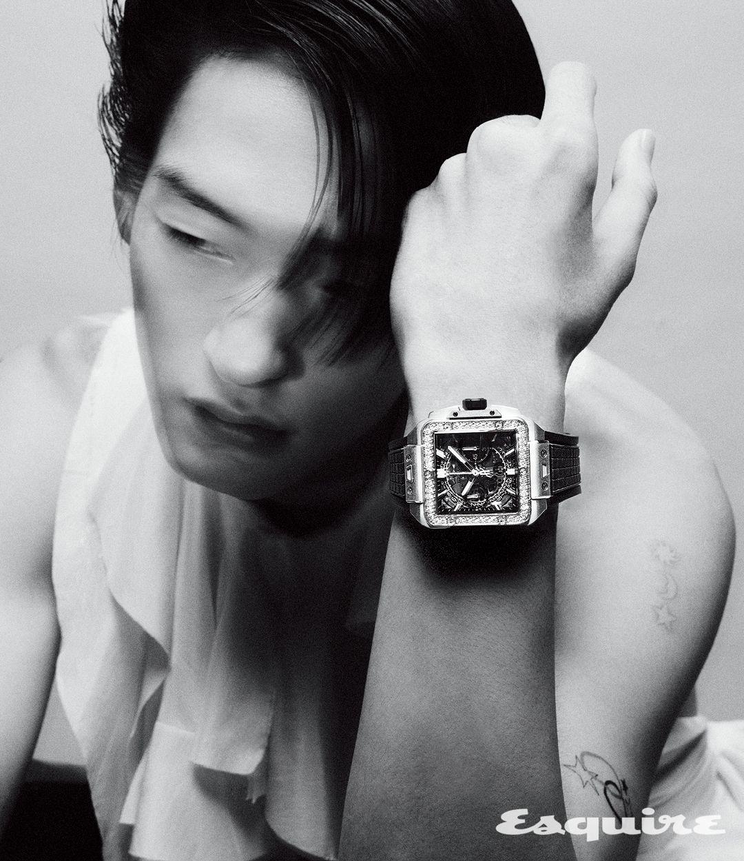 다이아몬드를 세팅한 42mm 케이스의 스퀘어 뱅 유니코 킹 골드 다이아몬드 워치 7000만원대 위블로. 러플 디테일 블라우스 가격 미정 알렉산더 맥퀸.