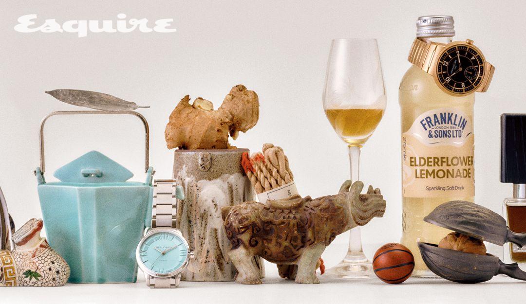 포 작가의 주석 나뭇잎 스탠드. 교토에서 산 포슬린 포트. 티파니 아틀라스 워치. 영주산 생강. 윤준호 작가의 분청 컵. 모호 스페이스 네팔 로프 인센스. 코뿔소 돌 조각. 에브파스 크리스털 스피릿 글라스. 프라다 바스켓볼 이어링. 루이 비통 땅부르 워치. 프랭클린 앤 선즈 엘더플라워 레모네이드. 펌리빙 월넛 크래커. 나소마토 블랙 아프가노 향수.