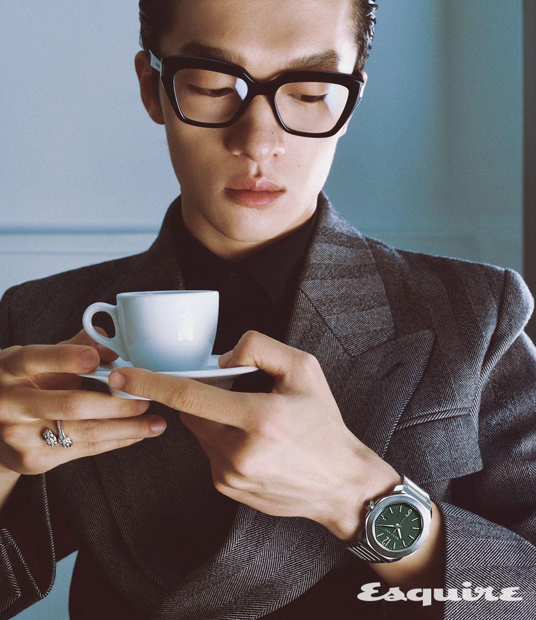 그린 클루 드 파리 다이얼과 BVL 191 칼리버를 탑재한 옥토 로마 워치 1030만원, 화이트 골드 소재에 다이아몬드를 파베 세팅하고 에메랄드로 뱀의 눈을 장식한 세르펜티 링 3130만원 모두 불가리. 재킷 가격 미정 페라가모. 안경 가격 미정 생 로랑 by 안토니 바카렐로.