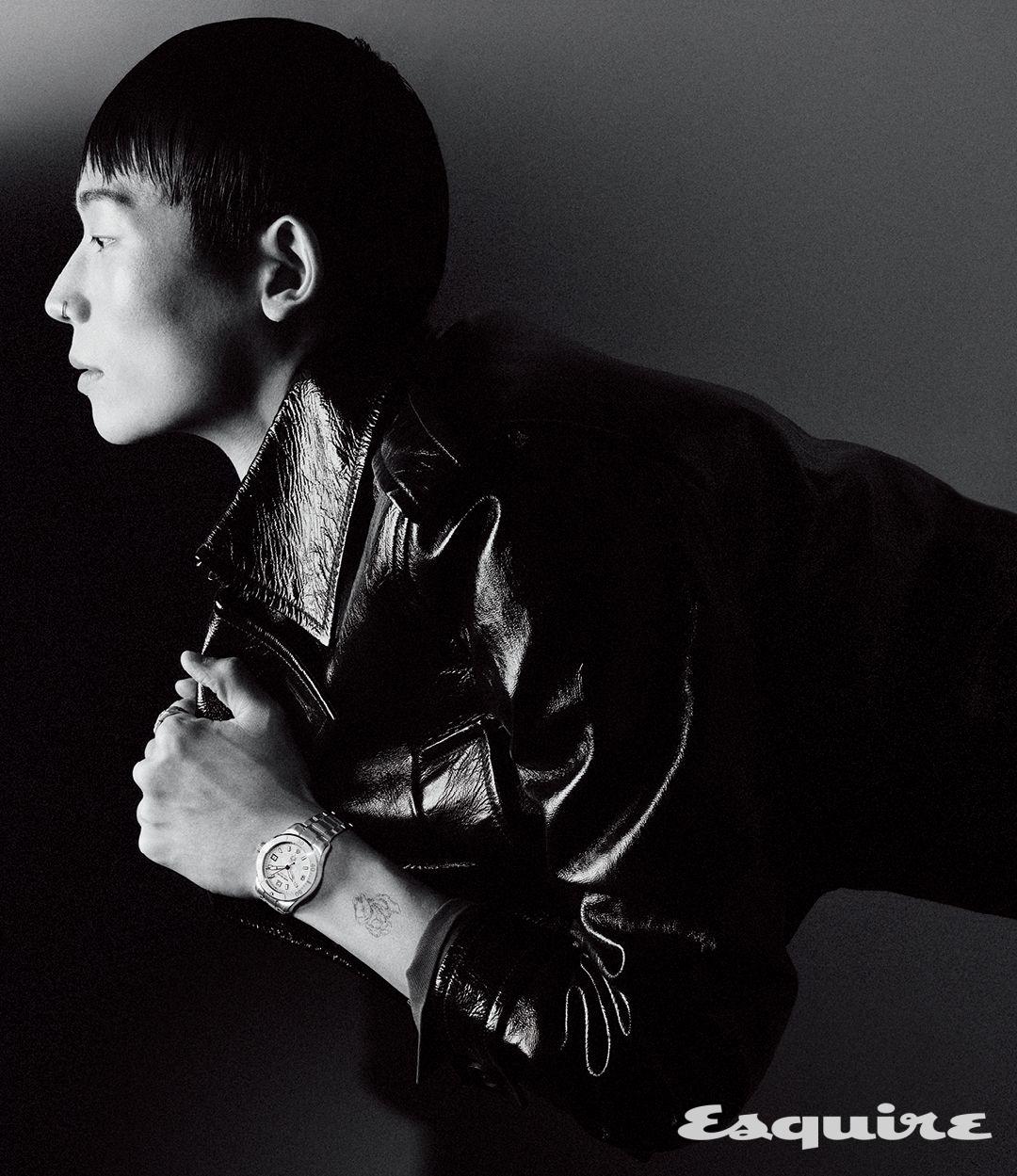 단방향 회전 베젤과 3D 인그레이빙 케이스백이 특징인 38mm 스틸 케이스의 아이스드 씨 오토매틱 데이트 제로 옥시전 워치 535만원 몽블랑. 레더 바이커 재킷, 셔츠 모두 가격 미정 구찌.