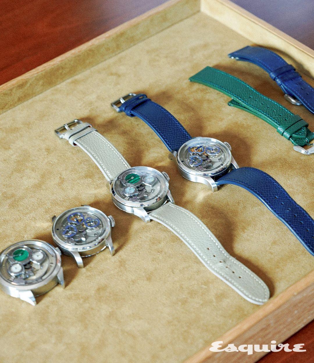 아즈만 모낭의 스쿨 워치와 서브스크립션.