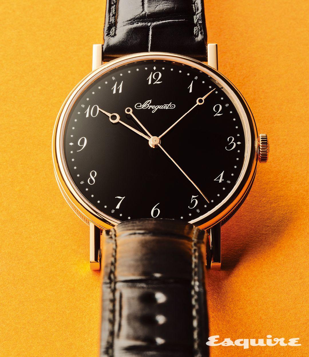 매끈한 38mm 로즈 골드 케이스와 간결한 블랙 그랑 푀 에나멜 다이얼, 가늘고 날렵한 브레게 핸즈로 우아한 디자인을 완성했다. 55시간 파워 리저브의 무브먼트 777Q를 탑재한 클래식 5177 4080만원 브레게.