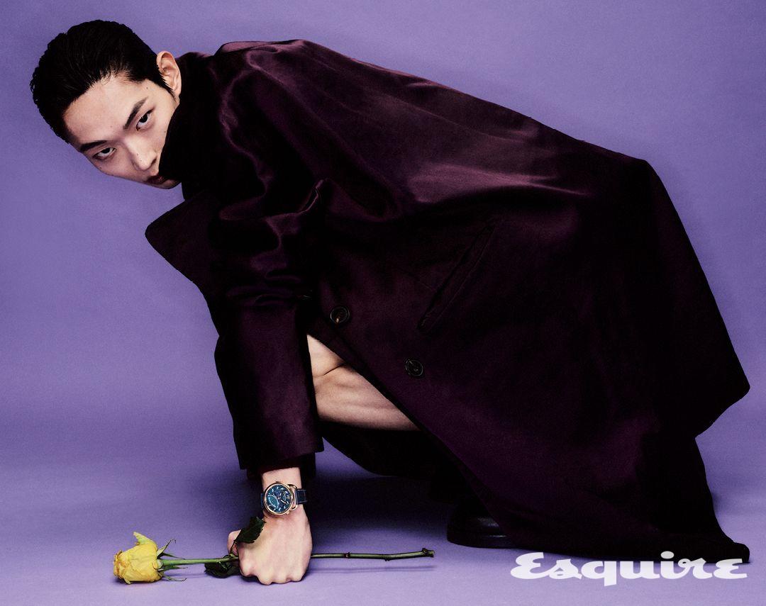 말등자에서 영감을 받은 로즈 골드 케이스와 비대칭 러그가 특징인 아쏘 르 땅 서스팡뒤 워치 가격 미정 에르메스. 새틴 코트, 슈즈 모두 가격 미정 드리스 반 노튼.