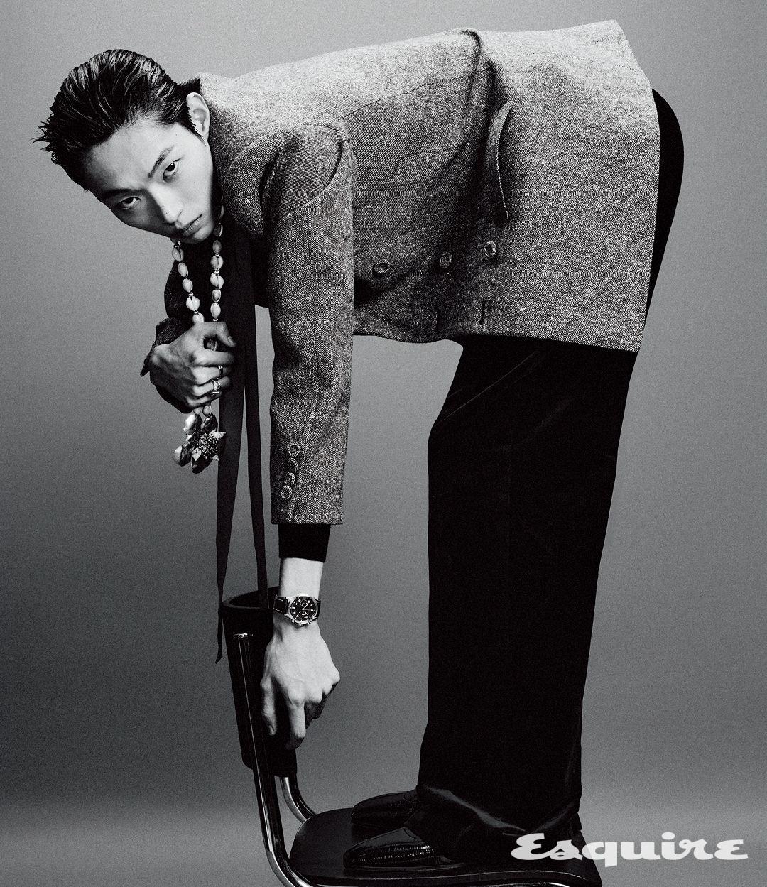 블랙 알루미늄 다이얼로 남성미를 부각한 타입 XX 크로노그래프 2075 워치 7900만원대 브레게. 재킷, 시폰 블라우스, 팬츠 모두 가격 미정 발렌티노. 부츠, 플라워 모티브 네크리스 모두 가격 미정 발렌티노 가라바니.