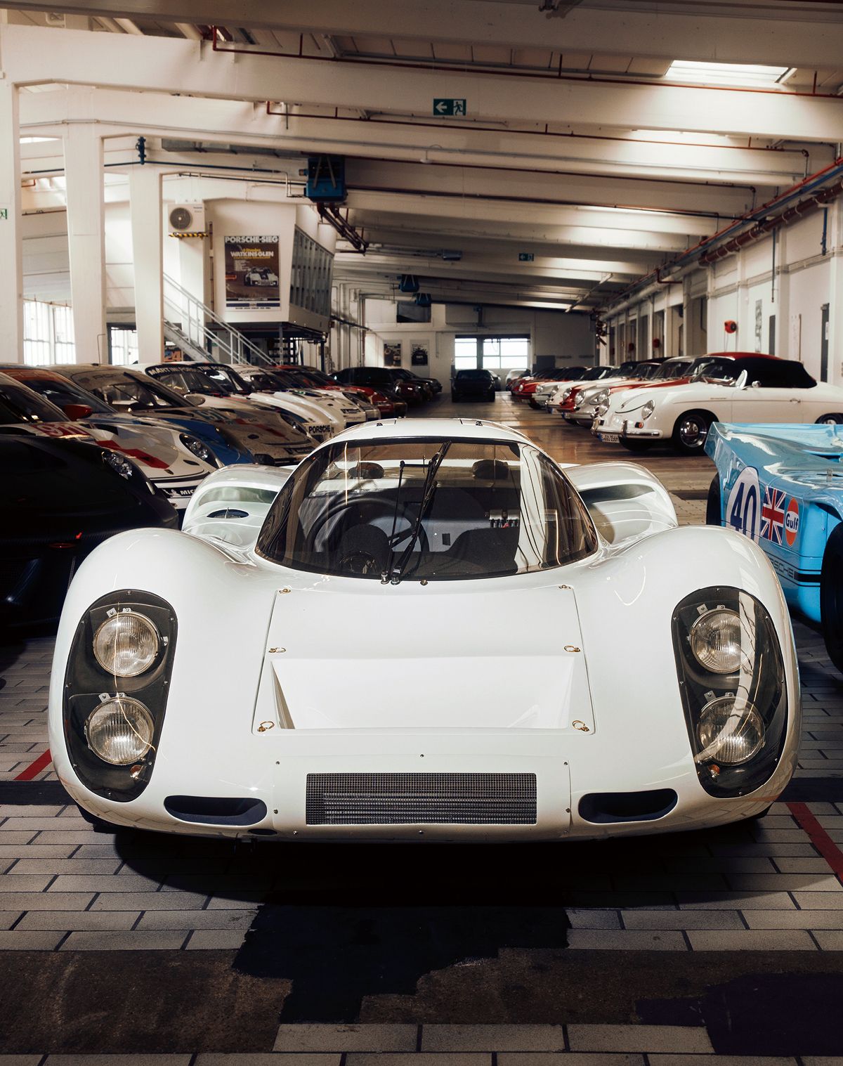 907이 정면에서 당신을 노려보고 있으면 줄지어 늘어선 양산차와 스포츠카에 집중하기가 힘들다.