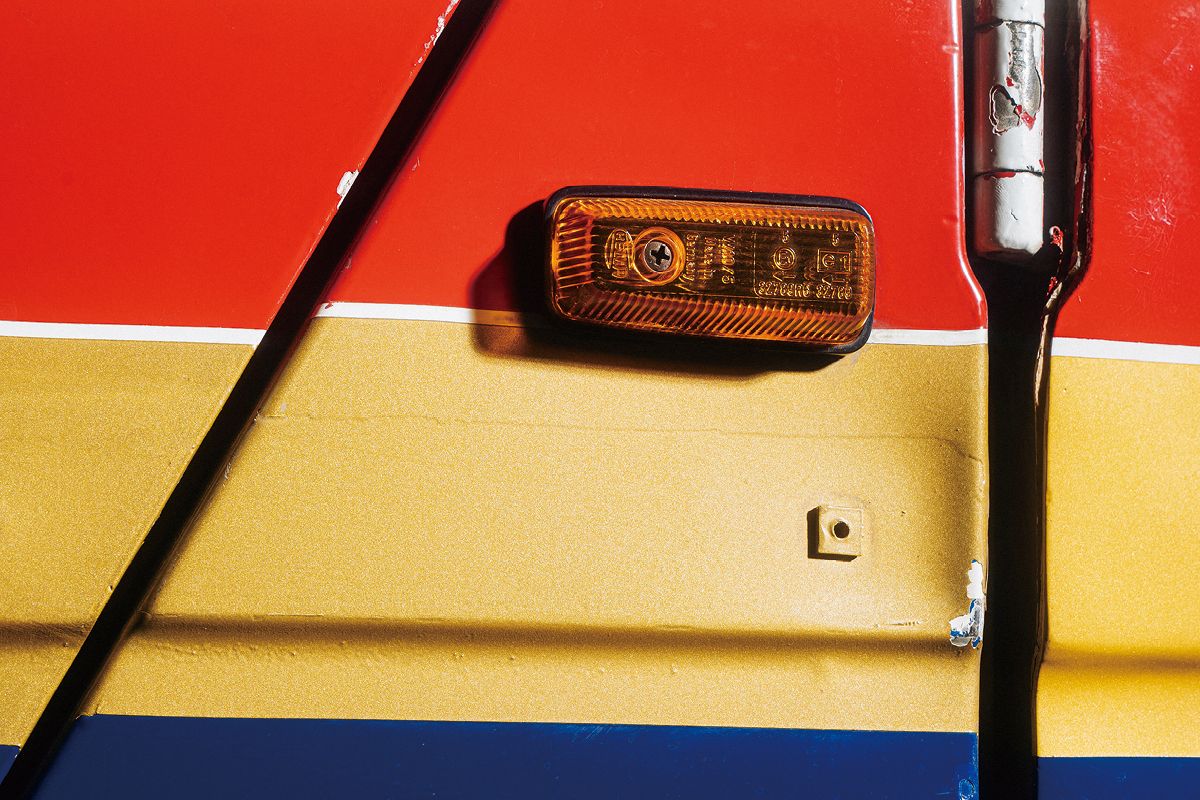 이 경첩은 딱 봐도 포르쉐의 것은 아니다. 어느 브랜드 제품인지 맞춰볼 사람? 힌트: 109페이지에 있다.