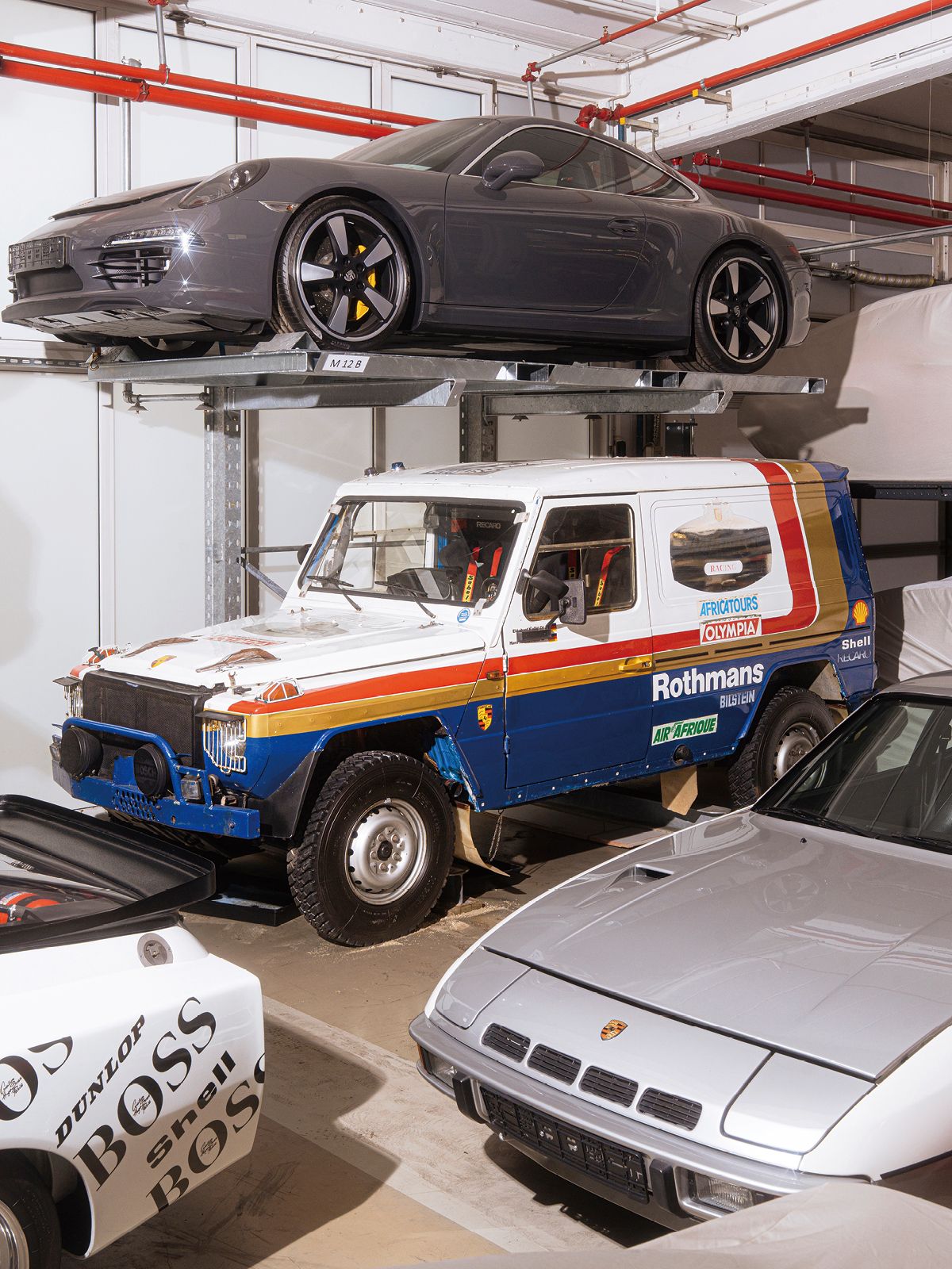 포르쉐는 928 S4의 V8으로 업그레이드한 메르세데스-벤츠 280 G를 1985년 이집트 파라온 랠리(Rallye des Pharaons)에 포르쉐 959 레이스 카의 서포트 트럭으로 출전시켰다. 959가 우승했고, 이 서포트 트럭이 두 번째로 들어왔다. BOSS라고 프린트된 왼쪽의 차는 1981년 르망 GTP 클래스에서 우승한 924로, 944의 프로토타입이다.