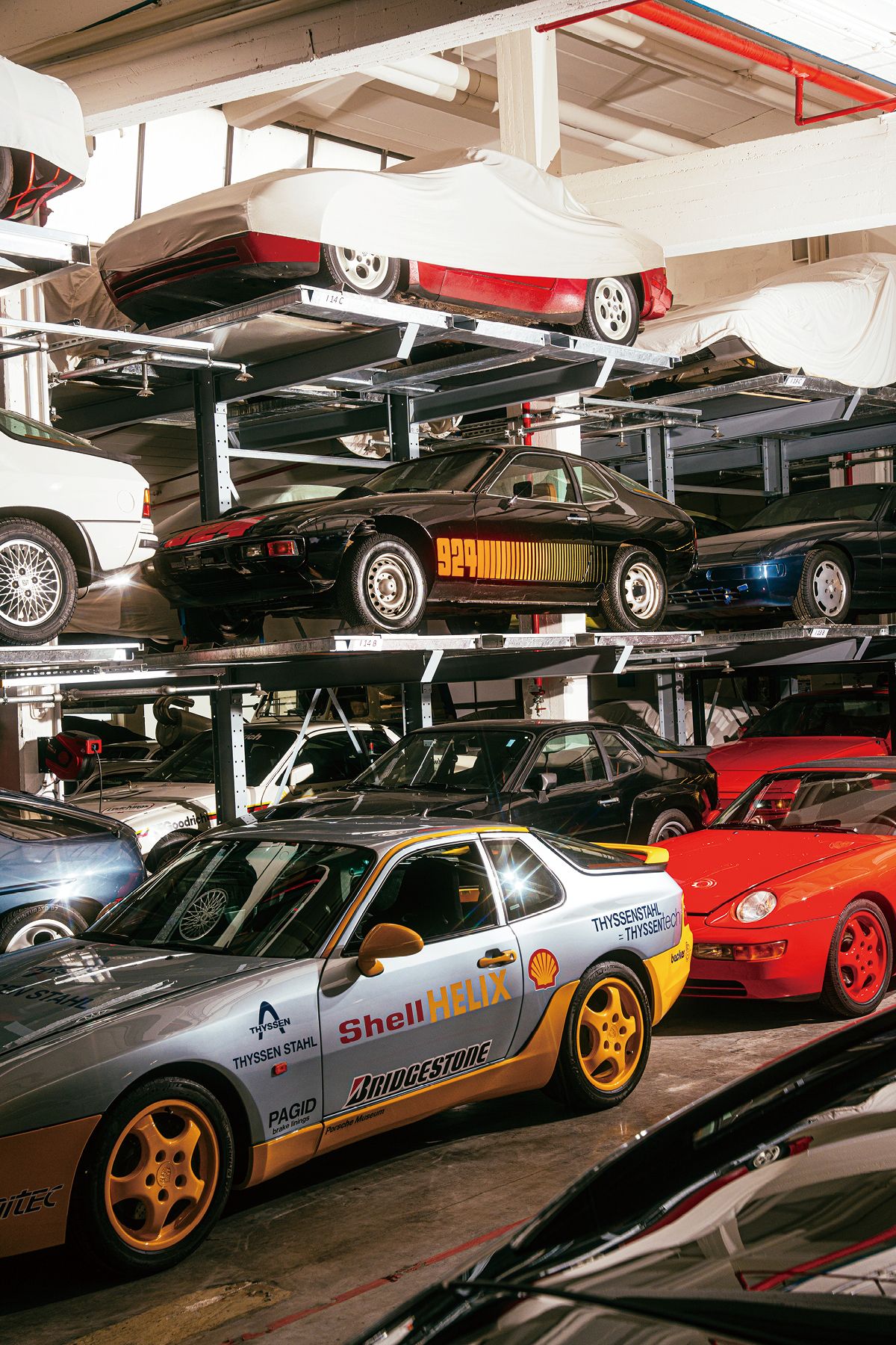 트랜스액슬 차량들. 가운데에 있는 것은 924/6으로, PRV(푸조, 르노, 볼보) V6를 사용하고 멋진 그래픽으로 뒤덮은 프로토타입이다.