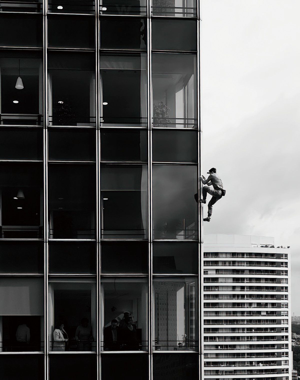 파리 프랭클린 빌딩을 오르는 랜도트의 모습.