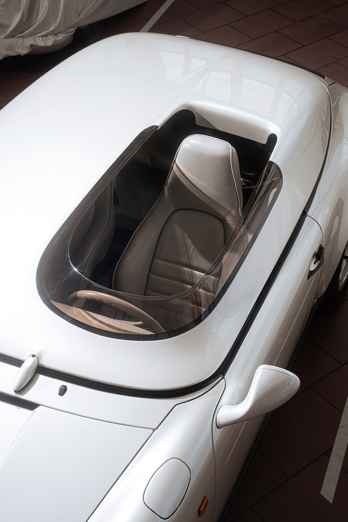 1987년 프랑크푸르트 오토쇼에서 공개된 911 카레라 3.2 스피드스터 클럽스포트의 콘셉트는 ‘아늑함’이었다. 